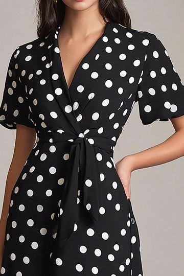Svart Hvit A-linje V-hals Polka Dots Kjole med Bånd